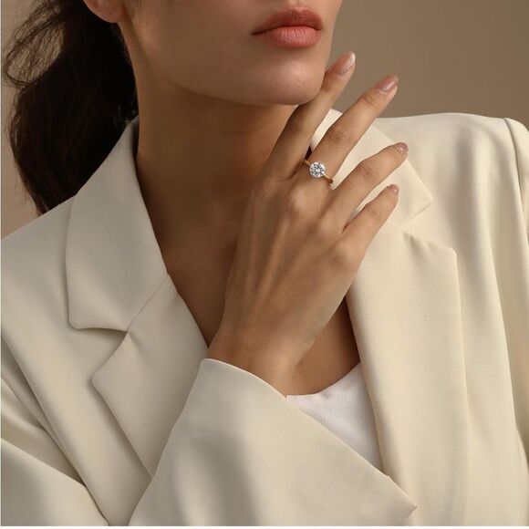 Solitaire Gold Round Engagement Ring - Picture 3 of 4